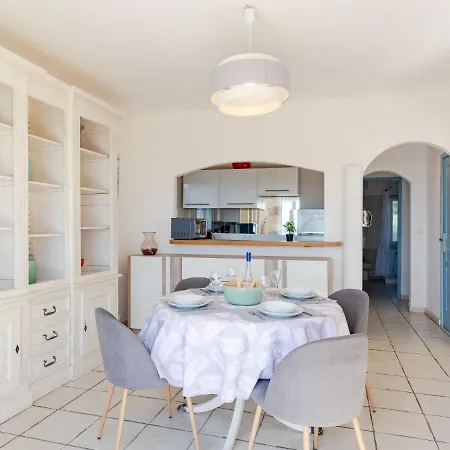 Holiday home Holiday Terra Cotta Beach Front By Interhome