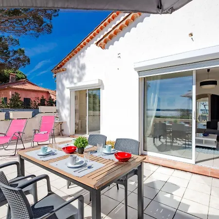 Holiday home Holiday Terra Cotta Beach Front By Interhome